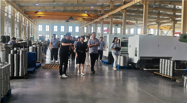 宜陽(yáng)縣委副書記、縣長(zhǎng)候選人張麗娟前往洛陽(yáng)博盈軸承調(diào)研工作